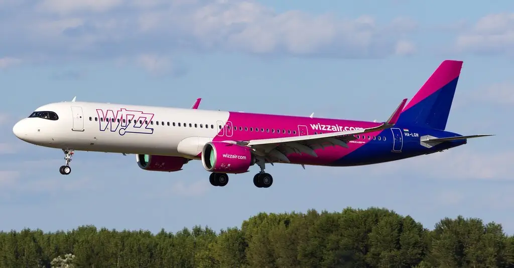 Un incident aviatic a avut loc pe Aeroportul Băneasa, după aterizarea unui avion Wizz Air. O flacără a apărut sub cabina aeronavei în timpul conectării la alimentarea electrică