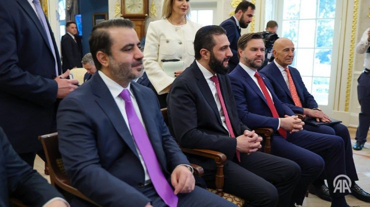 Statele Unite opresc majoritatea sancțiunilor pentru Siria, în cadrul întâlnirii istorice dintre Ahmad al-Shaara și Donald Trump. Siria ar urma să se alăture unei Coaliții antiteroriste conduse de SUA