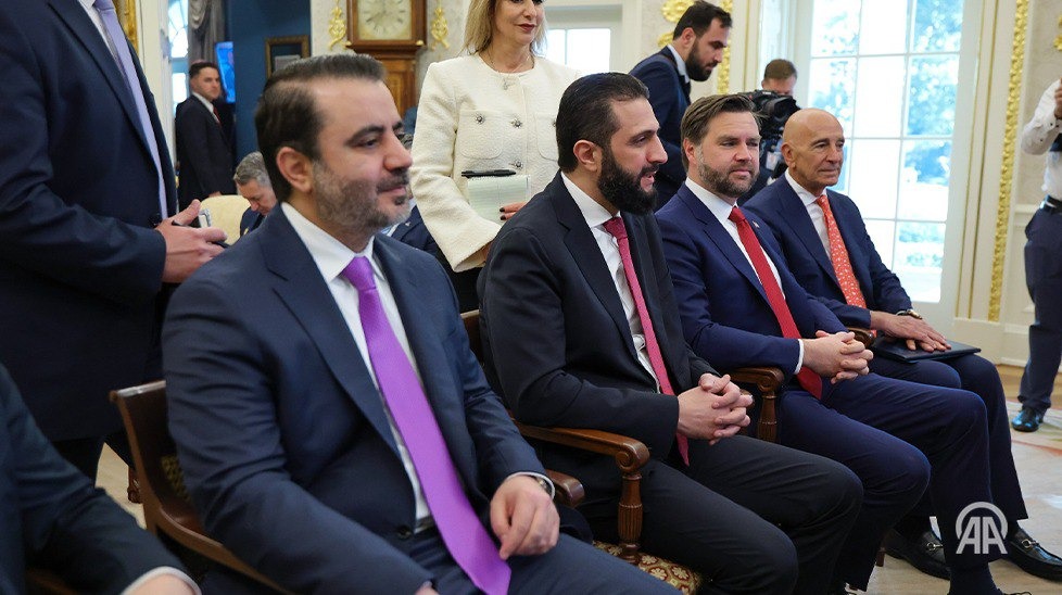 Statele Unite opresc majoritatea sancțiunilor pentru Siria, în cadrul întâlnirii istorice dintre Ahmad al-Shaara și Donald Trump. Siria ar urma să se alăture unei Coaliții antiteroriste conduse de SUA