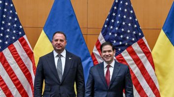 Statele Unite vor face modificări la planul de pace în 28 de puncte, în urma discuțiilor cu Ucraina. Anunțul a fost făcut de Rubio, după prima rundă de negocieri din Geneva. Zelenski: „Avem semne că echipa lui Trump ne ascultă”