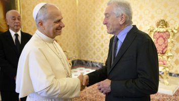 Robert de Niro s-a întâlnit cu Papa Leon al XIV-lea la Vatican. Actorul a primit un rozariu din partea Suveranului Pontif