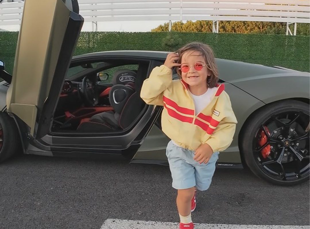 Zayn are 6 ani și face drifturi cu Ferrari, Porsche și Lamborghini. Copilul a devenit viral pe social media