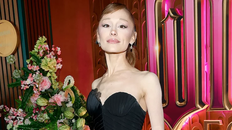 Ariana Grande le cere fanilor să nu mai comenteze asupra corpului ei: „Am fost studiată ca un specimen într-o eprubetă de când aveam 16–17 ani”