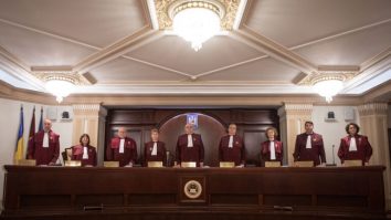 CCR cedează cerințelor Guvernului Bolojan. În loc de 4 februarie 2026, Curtea Constituțională va judeca contestația AUR privind taxele pe 10 decembrie 2025. Ambele hotărâri au fost luate în aceeași zi