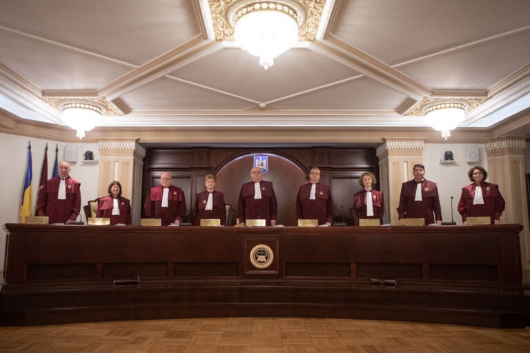 CCR cedează cerințelor Guvernului Bolojan. În loc de 4 februarie 2026, Curtea Constituțională va judeca contestația AUR privind taxele pe 10 decembrie 2025. Ambele hotărâri au fost luate în aceeași zi
