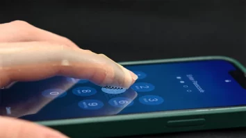 O cercetătoare din SUA a inventat un dispozitiv care simulează texturi reale pe un ecran. Utilizatorul poate „simți” materiale precum pielea sau hainele, cu o acuratețe de peste 80%