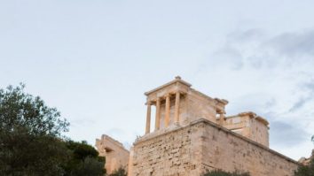 Novak Djokovic a sărbătorit cel de-al 101-lea titlu  din cariera sa, cucerit la Atena. Tenismenul s-a fotografiat alături de „o echipă” de dalmațieni