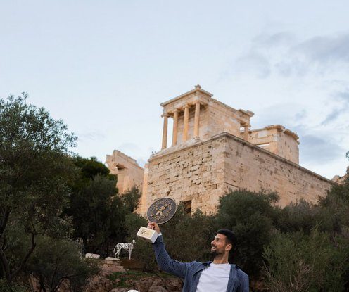 Novak Djokovic a sărbătorit cel de-al 101-lea titlu  din cariera sa, cucerit la Atena. Tenismenul s-a fotografiat alături de „o echipă” de dalmațieni