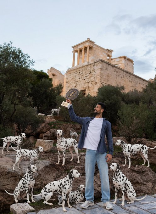 Novak Djokovic a sărbătorit cel de-al 101-lea titlu  din cariera sa, cucerit la Atena. Tenismenul s-a fotografiat alături de „o echipă” de dalmațieni