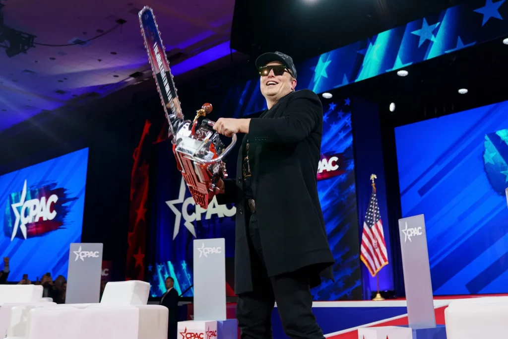 Departamentul pentru Eficiență Guvernamentală, condus inițial de Elon Musk, a fost desființat. Trump caută alternative pentru reducerea cheltuielilor guvernamentale