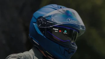 Shoei a lansat prima cască moto cu realitate augmentată complet integrată