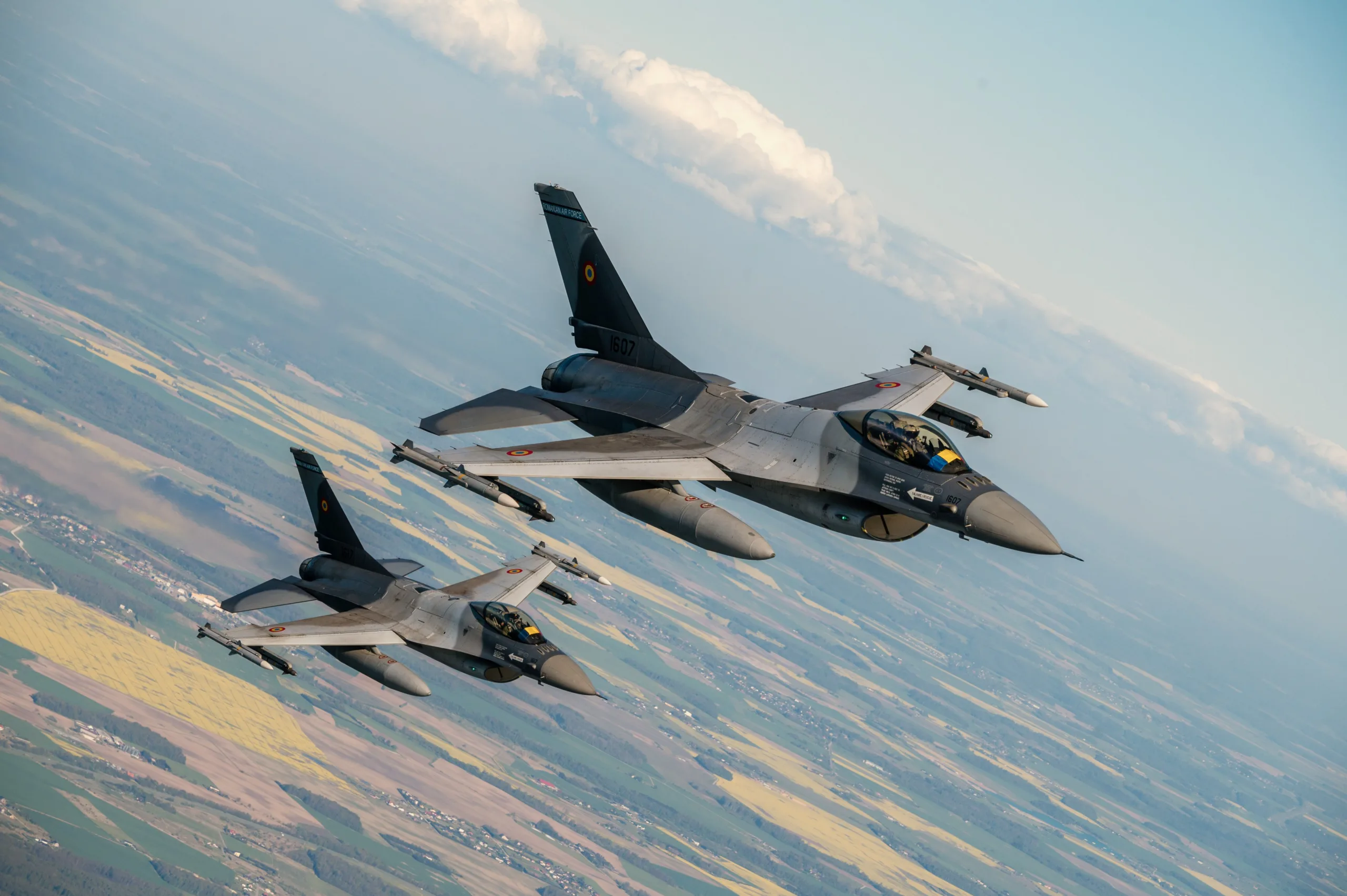 MApN: Sistemele radar au detectat ținte aeriene la nord de județul Tulcea / Două aeronave F-16 de la Baza 86 Aeriană Borcea au decolat pentru monitorizarea spațiului aerian/ A fost emis un mesaj RO-ALERT