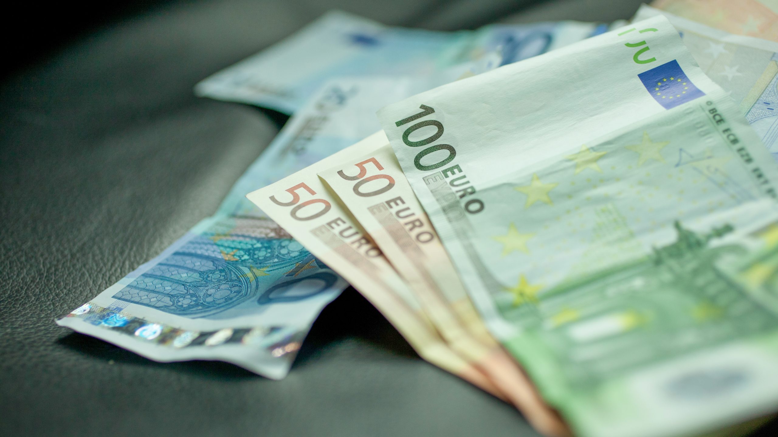 Europa a legiferat sfârșitul libertății financiare. Ce se va întâmpla cu plățile cash în Uniunea Europeană începând cu 2027