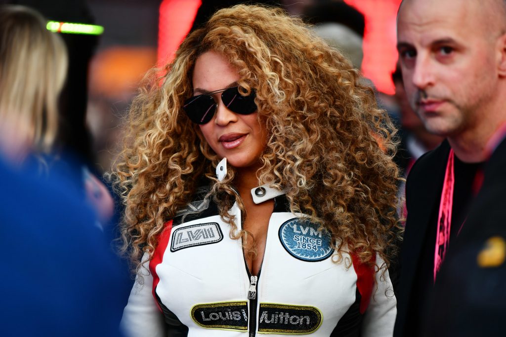 Beyoncé fură reflectoarele la Marele Premiu de Formula 1 din Las Vegas: „Give it to Mama”