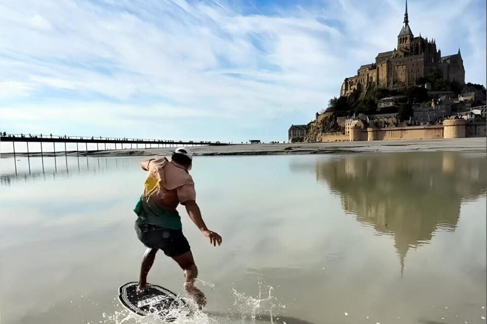 Skimboarding-ul devine noul sport extrem vedetă de pe internet. Adrien Raza e campion european de skimboarding și are aproape un milion de urmăritori pe YouTube și Instagram