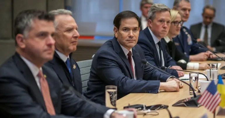 Oficialii americani de top ai lui Trump discută astăzi planul de pace cu delegația lui Zelenski, în Florida. Negocierile au loc într-un moment dificil pentru Ucraina, aflată în mijlocul scandalului de corupție. Putin a avertizat că nu va semna niciun acord cu „actuala conducere ucraineană ilegitimă”
