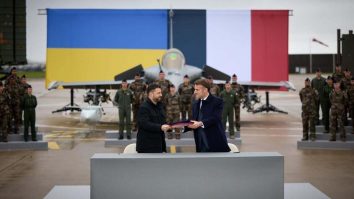 Ucraina va achiziționa 100 de avioane Rafale din Franța, în urma acordului istoric semnat astăzi la Paris. Zelenski: „Vom avea unul dintre cele mai mari și puternice sisteme de apărare aeriană din lume”