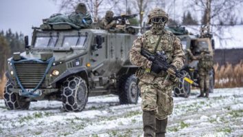 UK și-a revizuit Strategia de Apărare. Spre deosebire de Strategia României care se bazează pe conceptul-cheie „independența solidară”, cea britanică pune accentul pe principiul „NATO-First”