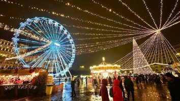 Astăzi se aprind luminițele de sărbători în București. Târgul de Crăciun din Piața Constituției va fi deschis până pe 28 decembrie. Care este programul evenimentelor festive anul acesta