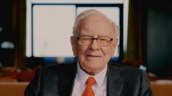 Warren Buffett le-a trimis o ultimă scrisoare, din suflet, investitorilor de la Berkshire Hathaway: „Mă retrag în liniște. Scriu aceste rânduri ca cineva care a fost de nenumărate ori necugetat și a făcut multe greșeli, dar a fost și foarte norocos”