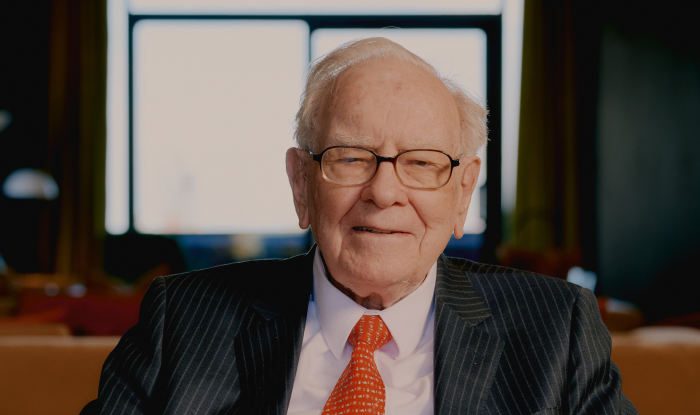 Warren Buffett le-a trimis o ultimă scrisoare, din suflet, investitorilor de la Berkshire Hathaway: „Mă retrag în liniște. Scriu aceste rânduri ca cineva care a fost de nenumărate ori necugetat și a făcut multe greșeli, dar a fost și foarte norocos”