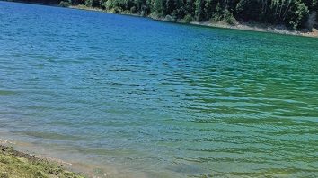 Zeci de mii de oameni au rămas fără apă potabilă în Prahova, iar situaţia ar putea dura încă trei zile. Administraţia Naţională „Apele Române” cere declararea stării de urgenţă