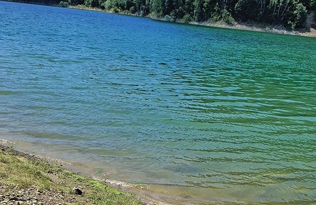 Zeci de mii de oameni au rămas fără apă potabilă în Prahova, iar situaţia ar putea dura încă trei zile. Administraţia Naţională „Apele Române” cere declararea stării de urgenţă