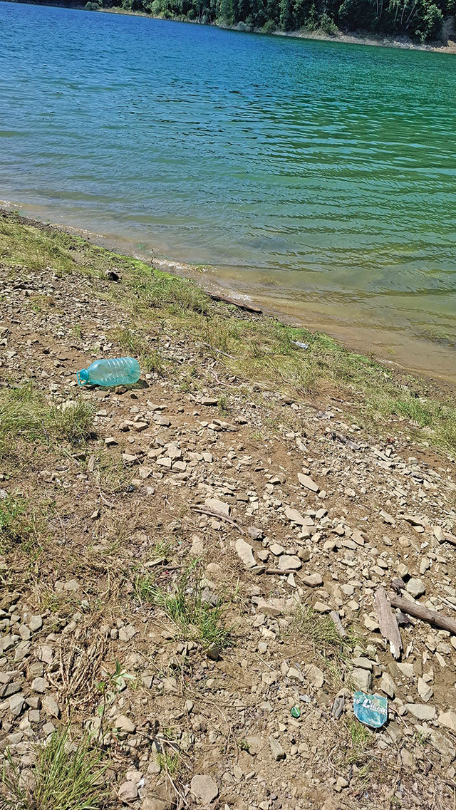 Zeci de mii de oameni au rămas fără apă potabilă în Prahova, iar situaţia ar putea dura încă trei zile. Administraţia Naţională „Apele Române” cere declararea stării de urgenţă