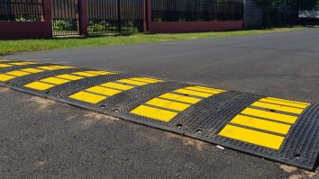 Un influencer brazilian a pictat un limitator de viteză fals pe asfalt. Iluzia optică i-a încetinit pe șoferii care treceau pe stradă