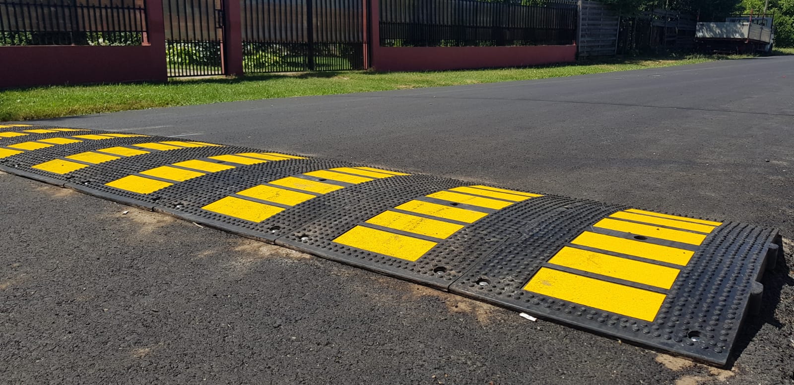 Un influencer brazilian a pictat un limitator de viteză fals pe asfalt. Iluzia optică i-a încetinit pe șoferii care treceau pe stradă