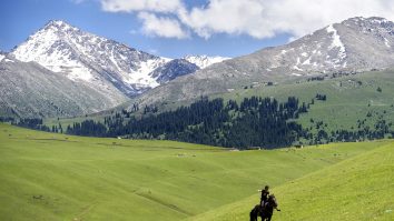 Regiunea Xinjiang din nord-vestul Chinei, care a atras aproximativ 300 de milioane de turiști într-un an, ascunde grave încălcări ale drepturilor omului. Beijingul neagă toate acuzațiile