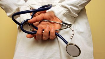 Mai mulți medici români sunt acuzați că au diplome false, obținute în Republica Moldova