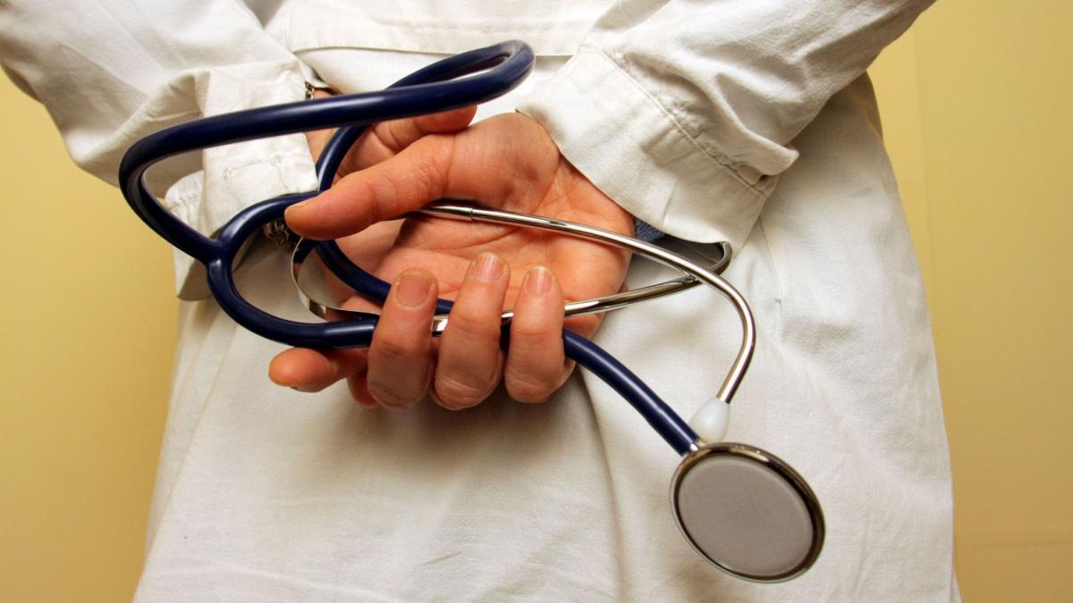 Mai mulți medici români sunt acuzați că au diplome false, obținute în Republica Moldova