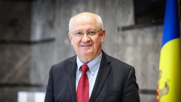 Alexandru Munteanu devine Prim-ministrul Republicii Moldova. Fost economist la Banca Mondială, acesta ocupă pentru prima dată o funcție politică și se va concentra pe misiunea aderării Moldovei la UE