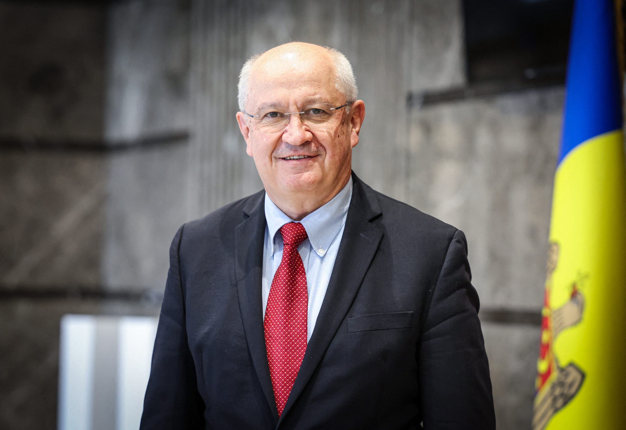 Alexandru Munteanu devine Prim-ministrul Republicii Moldova. Fost economist la Banca Mondială, acesta ocupă pentru prima dată o funcție politică și se va concentra pe misiunea aderării Moldovei la UE