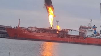 O navă încărcată cu gaze lichefiate a luat foc, după ce a fost lovită de o dronă, pe malul ucrainean al Dunării. Locuitorii din satul tulcean Plauru au fost evacuați de urgență