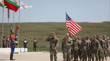 Congresul SUA ia măsuri pentru a bloca decizia Pentagonului de retragere a trupelor din România și alte state de pe Flancul Estic. Legiuitorii americani vor prezenta proiectul de lege în următoarele zile: „Nu e momentul să-i transmitem lui Putin mesajul că ne retragem”