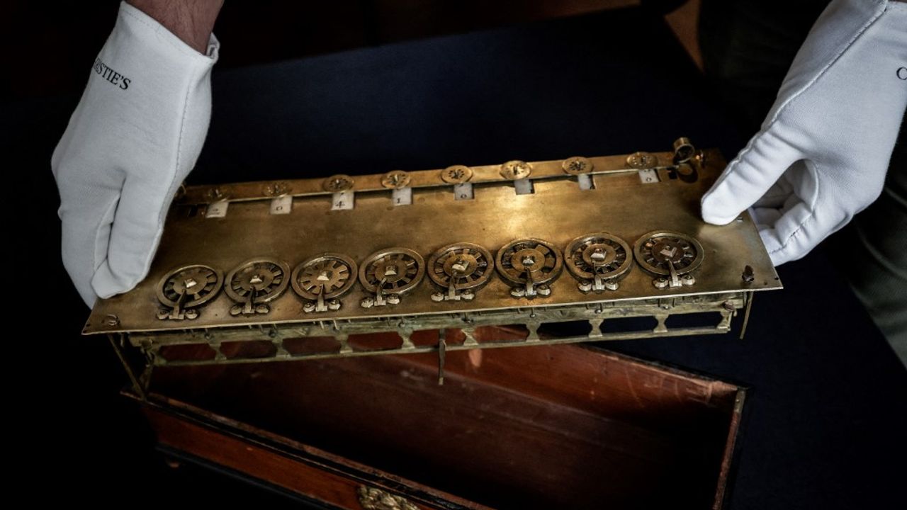 „Cea mai importantă unealtă științifică scoasă vreodată la licitație” a fost blocată de instanța din Paris. Care este valoarea estimată a „La Pascaline”, dispozitivul creat de Pascal pe când avea doar 19 ani