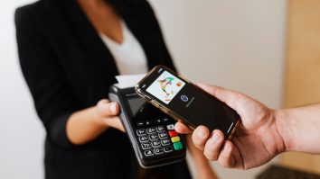 Cardul e noul portofel: Generația Z e cashless și contactless