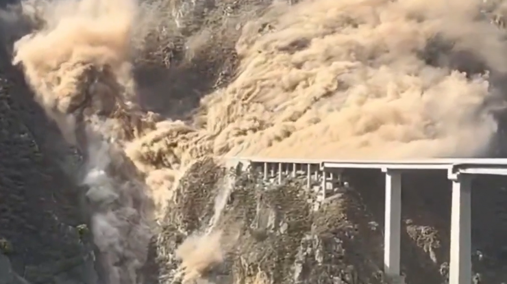 Podul Hongqi, de 758 de metri lungime, s-a prăbușit în sud-vestul Chinei la doar câteva luni după inaugurare