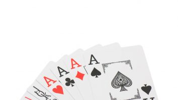 Pokerul vieții. O chintă de informații bate o pereche de adevăruri