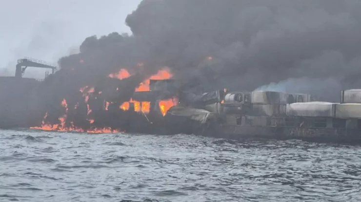 Ucraina atacă infrastructura gigantului rus Rosneft din Tuapse. Un debarcader și un petrolier sunt în flăcări