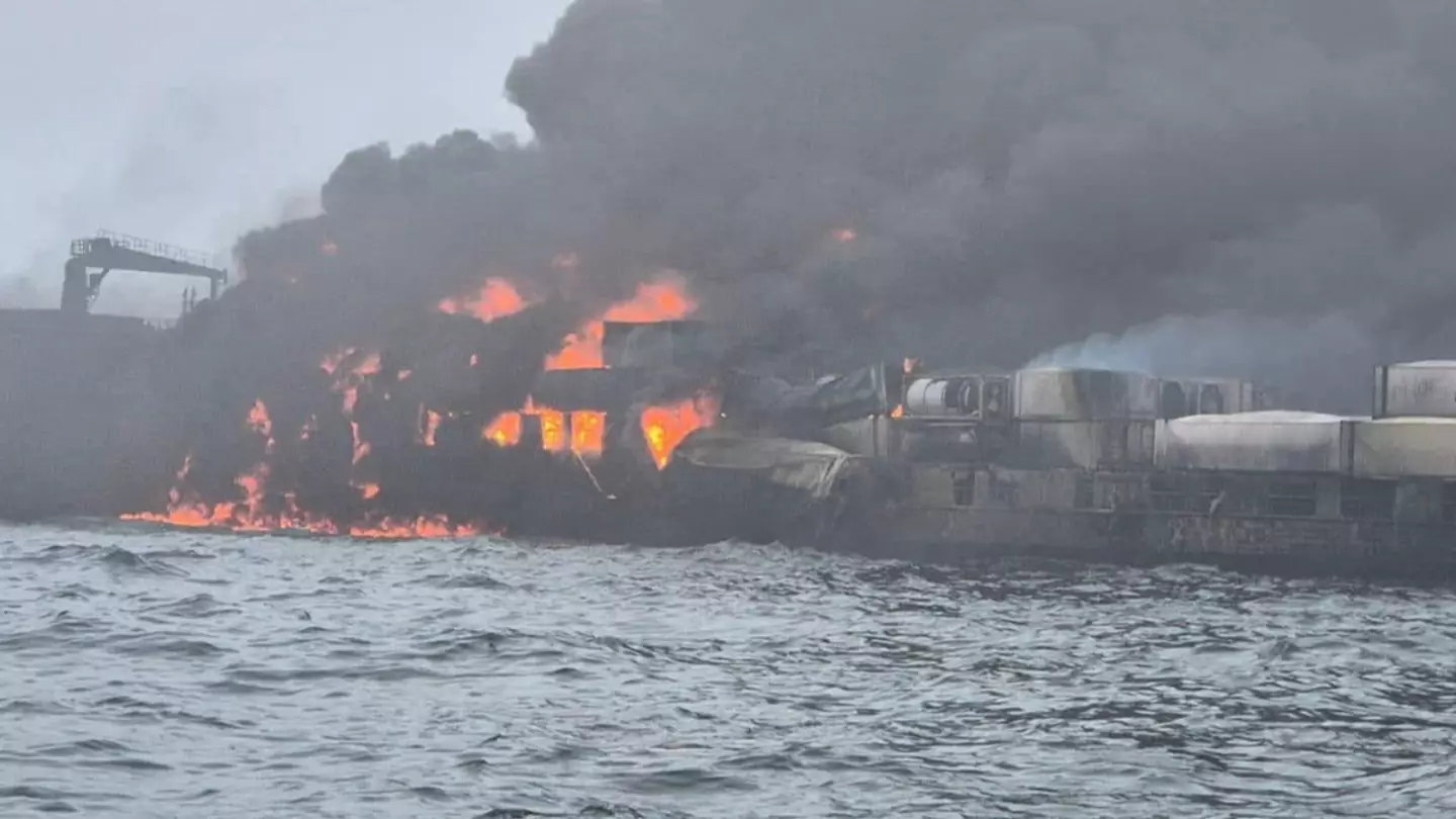 Ucraina atacă infrastructura gigantului rus Rosneft din Tuapse. Un debarcader și un petrolier sunt în flăcări