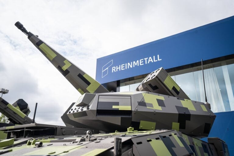 România și Rheinmetall au semnat un acord de 500 milioane de euro pentru înființarea unei fabrici de pulberi pentru muniție la Victoria, Brașov. Armin Papperger, cel mai important om din industria militară europeană, a venit personal la Bucureşti