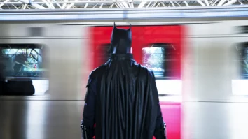 Experiment: Batman ridică oamenii de pe locurile din metrou. Peste 60% dintre pasageri oferă locul femeilor însărcinate dacă sunt însoțite de un bărbat costumat în Batman