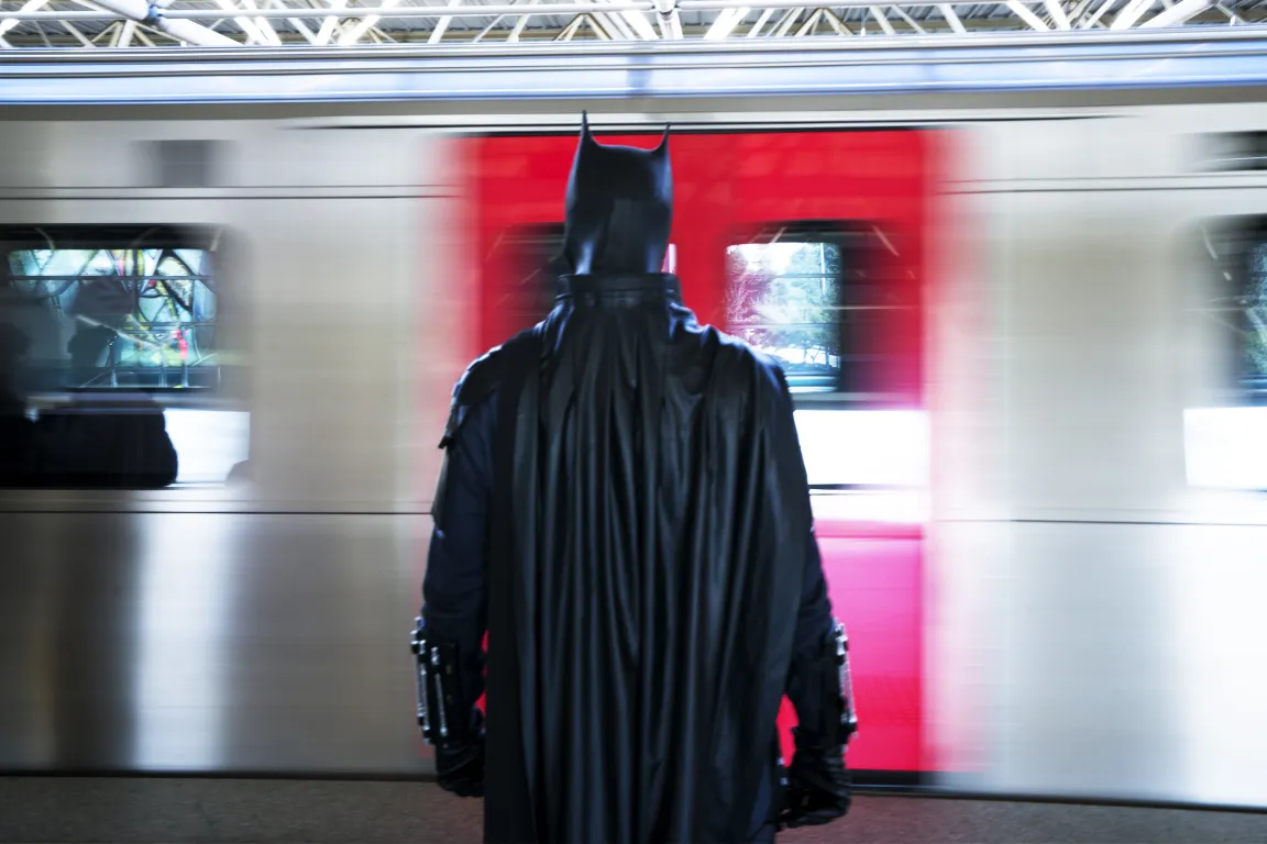 Experiment: Batman ridică oamenii de pe locurile din metrou: peste 60% dintre pasageri oferă locul femeilor însărcinate dacă sunt însoțite de un bărbat costumat în Batman