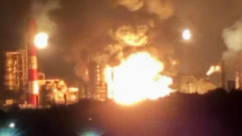 Ucraina a atacat a patra cea mai mare rafinărie de petrol Rosneft din Rusia, într-un atac masiv cu drone asupra regiunii Ryazan. Rafinăria, care reprezintă 5% din capacitatea totală a Rusiei, și-a suspendat operațiunile