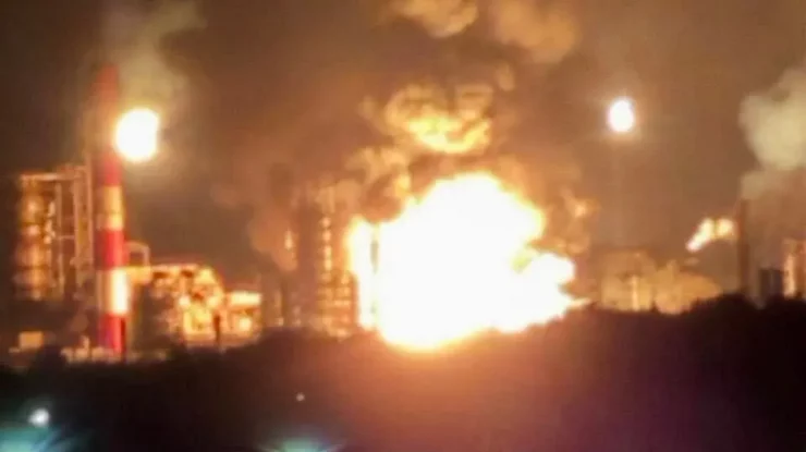 Ucraina a atacat a patra cea mai mare rafinărie de petrol Rosneft din Rusia, într-un atac masiv cu drone asupra regiunii Ryazan. Rafinăria, care reprezintă 5% din capacitatea totală a Rusiei, și-a suspendat operațiunile