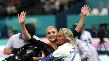 Antrenoarea Camelia Voinea se confruntă cu acuzații grave de abuz fizic și emoțional asupra gimnastelor, inclusiv asupra propriei sale fiice. Sabrina Voinea sare în apărarea mamei sale