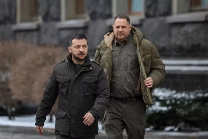 Mâna dreaptă a lui Zelenski, Andrii Yermak, anunță că va merge pe front după ce și-a dat demisia. Deși negocierile de pace continuă, o publicație americană scrie că interesul principal al lui Trump este să facă business cu Putin